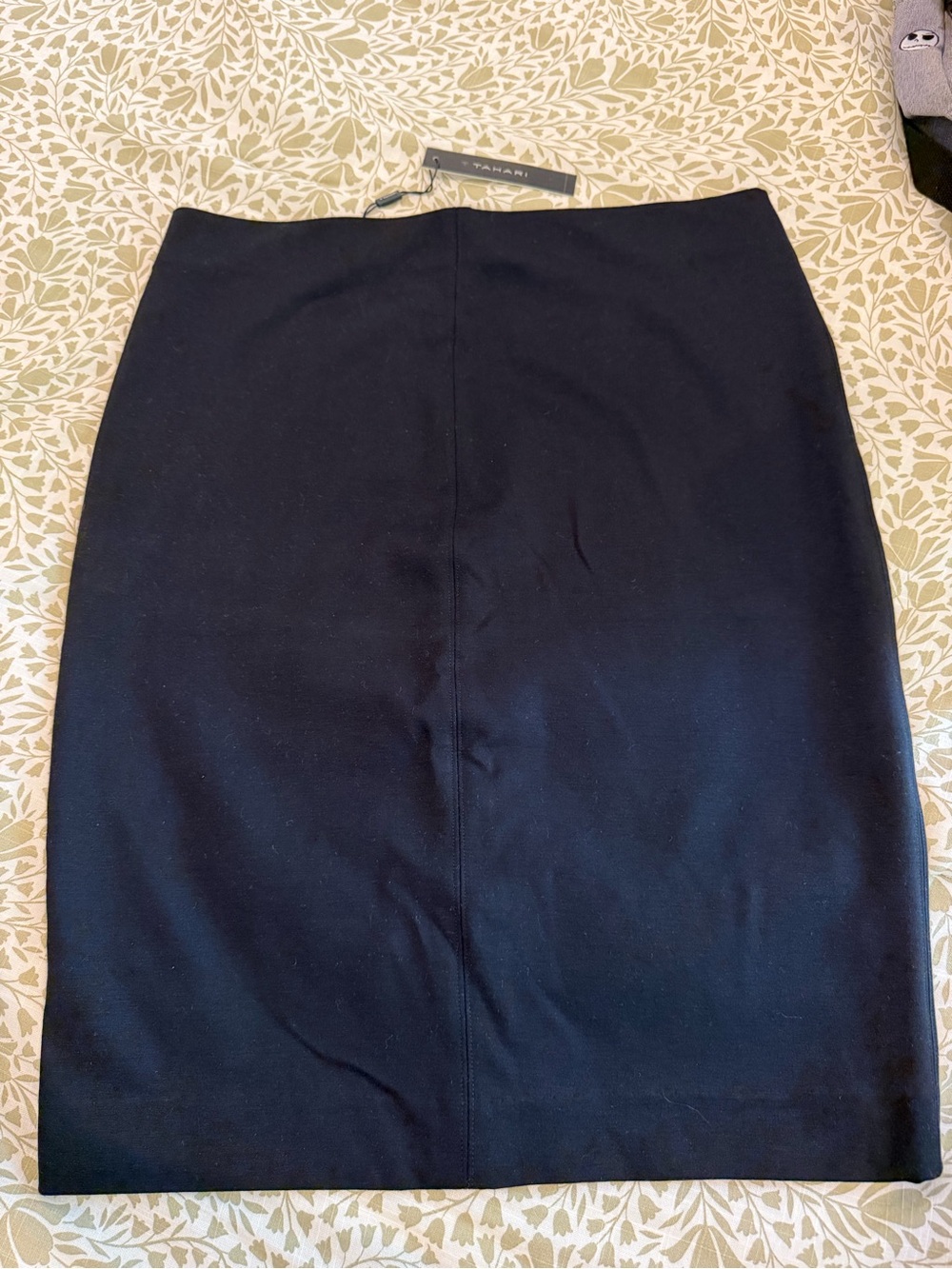 T Tahari NWT Classic Black Pencil Skirt - Women